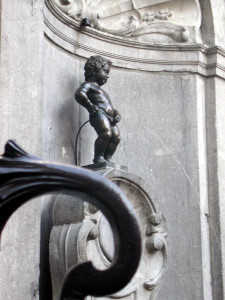 statue pee peeing public urinate urinating